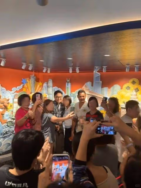 TVB不老男神內地被偶遇!被中年女性圍堵,合照時各種親密動作