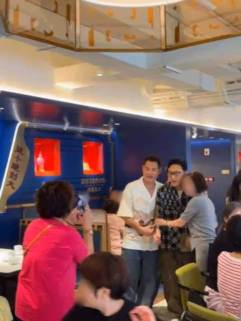 TVB不老男神內地被偶遇!被中年女性圍堵,合照時各種親密動作