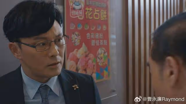 TVB不老男神內地被偶遇!被中年女性圍堵,合照時各種親密動作