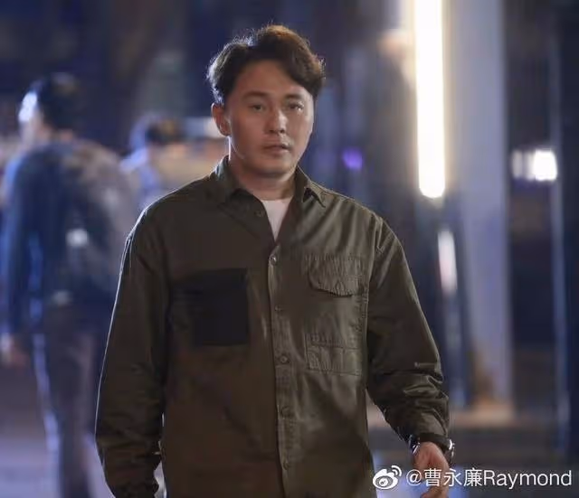 TVB不老男神內地被偶遇!被中年女性圍堵,合照時各種親密動作
