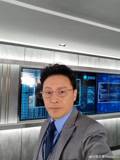 TVB不老男神內地被偶遇!被中年女性圍堵,合照時各種親密動作