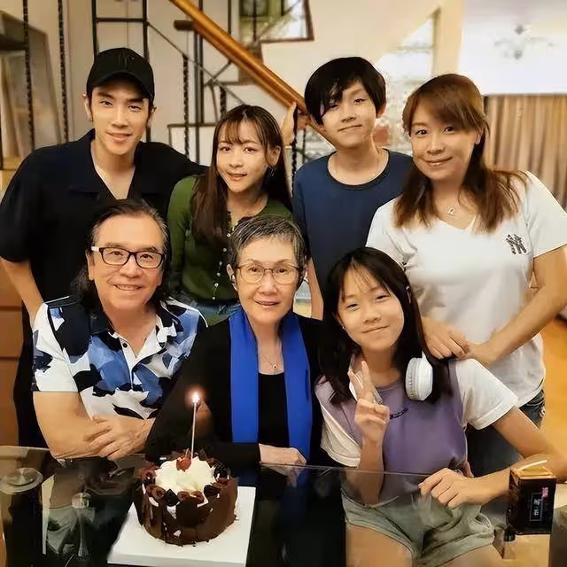 TVB不老男神內地被偶遇!被中年女性圍堵,合照時各種親密動作