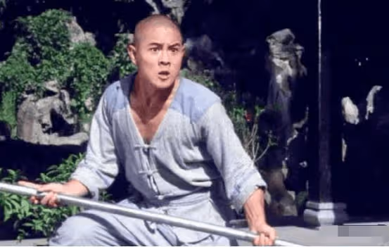 躋身一線明星不易,卻在當紅時改換國籍,為了事業還是追隨愛情?