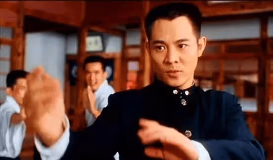 躋身一線明星不易,卻在當紅時改換國籍,為了事業還是追隨愛情?