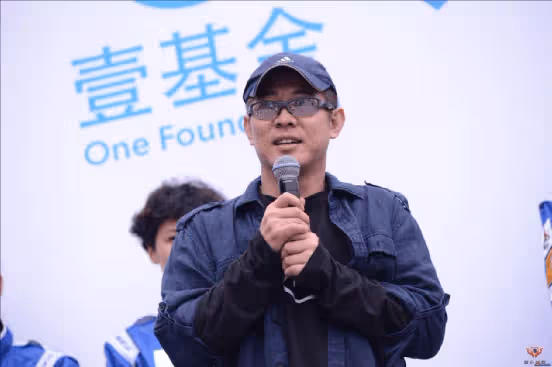 躋身一線明星不易,卻在當紅時改換國籍,為了事業還是追隨愛情?