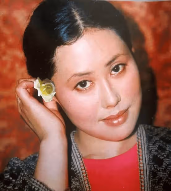 躋身一線明星不易,卻在當紅時改換國籍,為了事業還是追隨愛情?