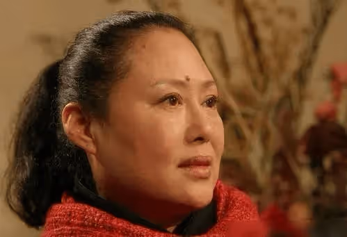 躋身一線明星不易,卻在當紅時改換國籍,為了事業還是追隨愛情?