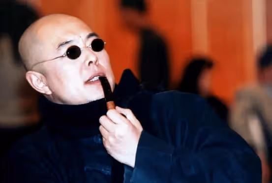 躋身一線明星不易,卻在當紅時改換國籍,為了事業還是追隨愛情?