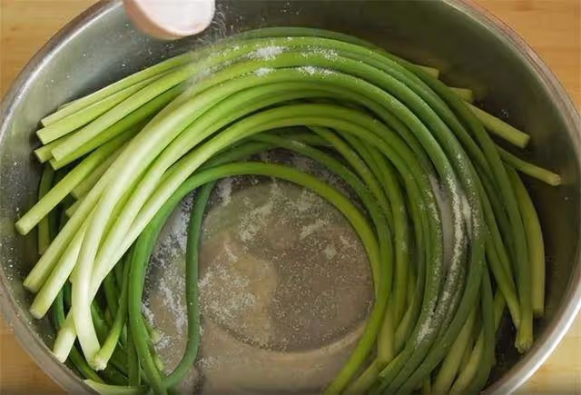 婆婆用了10幾年的腌蒜苔方法,配方精確到1克,一次5斤不夠吃