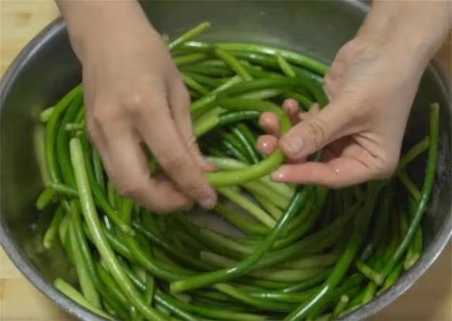 婆婆用了10幾年的腌蒜苔方法,配方精確到1克,一次5斤不夠吃