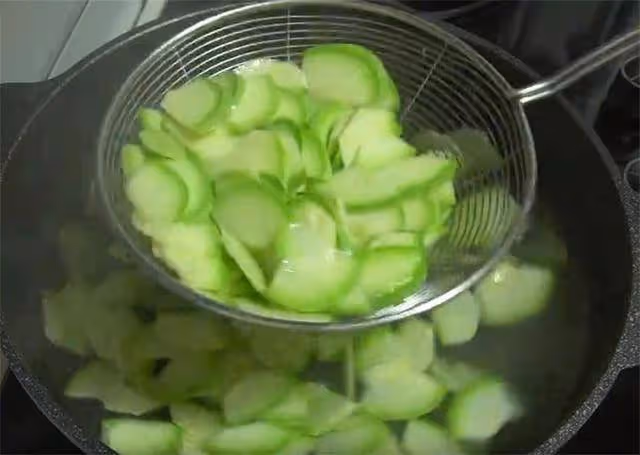 西葫蘆別直接下鍋炒,大廚告訴我一個訣竅,口感鮮脆又入味