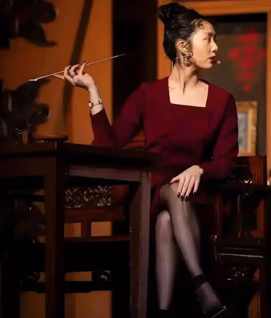 18歲黃多多女大十八變,穿破洞絲襪塗紅唇,手拿大煙槍越來越成熟
