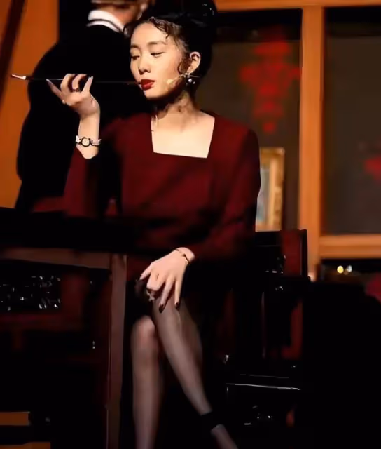 18歲黃多多女大十八變,穿破洞絲襪塗紅唇,手拿大煙槍越來越成熟