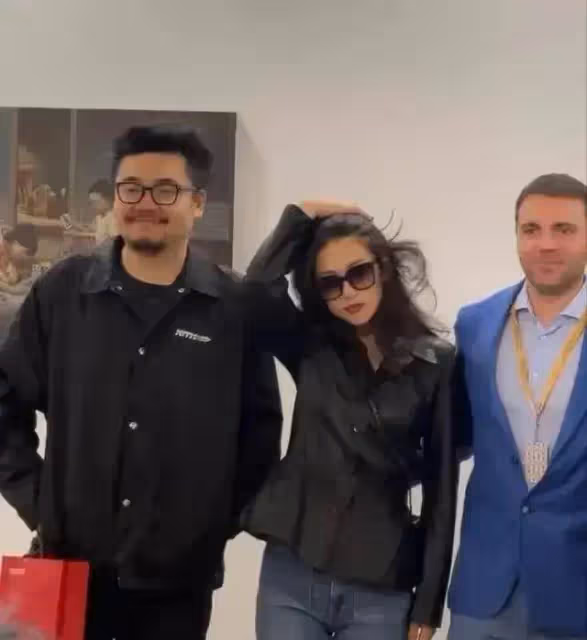 朱珠現身街頭被偶遇,小肚子明顯太搶鏡,40歲狀態超好風情萬種