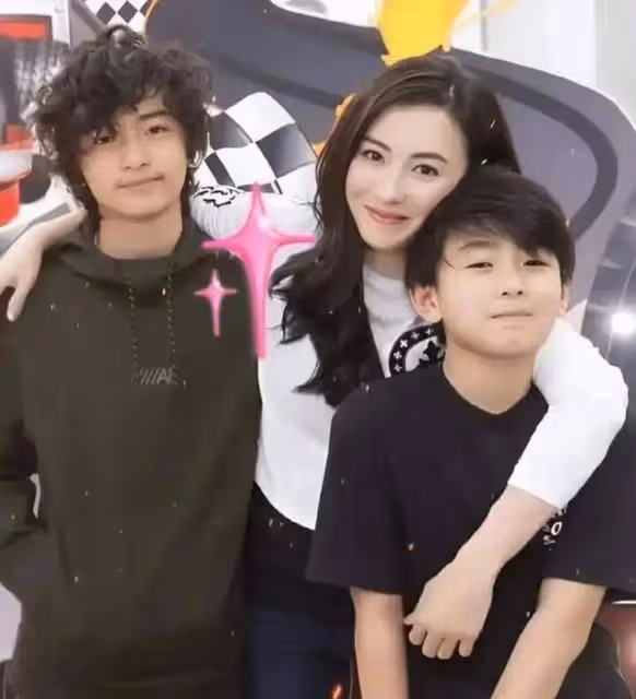 張柏芝三胎兒子近照曝光,五官清秀很像媽媽,顏值比大哥帥氣