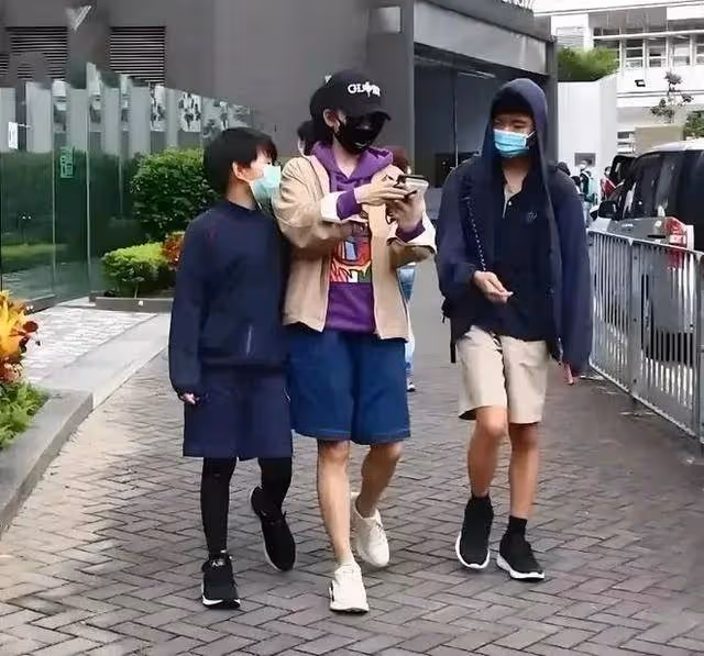 張柏芝三胎兒子近照曝光,五官清秀很像媽媽,顏值比大哥帥氣