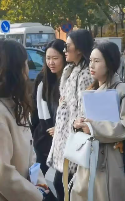 劉亦菲北京街頭被偶遇,穿貂皮大衣又美又颯,兩名助理貼身隨心