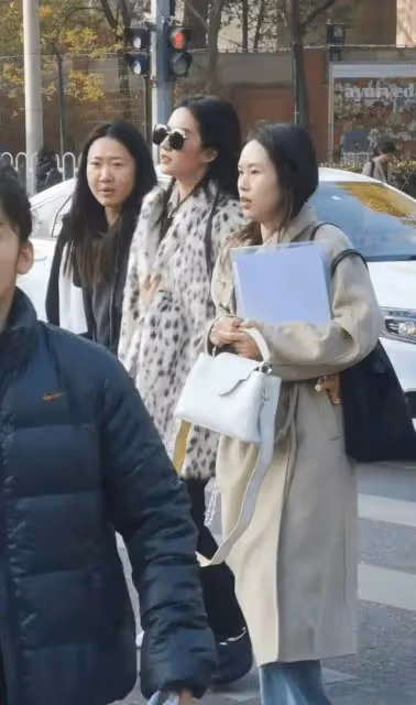 劉亦菲北京街頭被偶遇,穿貂皮大衣又美又颯,兩名助理貼身隨心