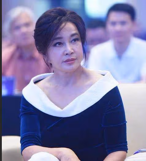63歲陳沖登上時尚雜誌,拿了終身成就獎,和劉曉慶的差距一目了然