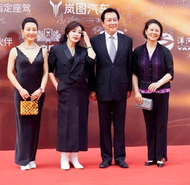 63歲陳沖登上時尚雜誌,拿了終身成就獎,和劉曉慶的差距一目了然