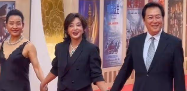 63歲陳沖登上時尚雜誌,拿了終身成就獎,和劉曉慶的差距一目了然