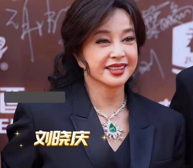 63歲陳沖登上時尚雜誌,拿了終身成就獎,和劉曉慶的差距一目了然