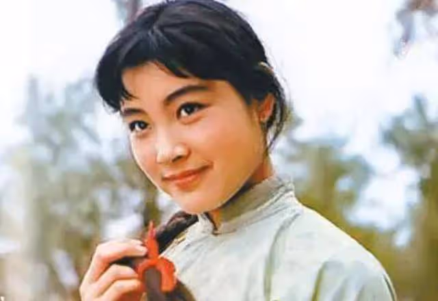 63歲陳沖登上時尚雜誌,拿了終身成就獎,和劉曉慶的差距一目了然