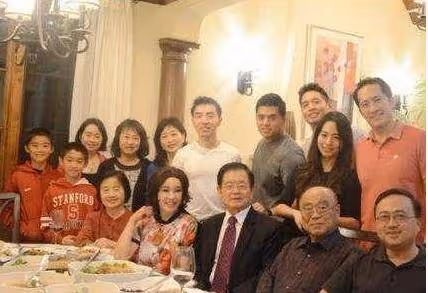63歲陳沖登上時尚雜誌,拿了終身成就獎,和劉曉慶的差距一目了然