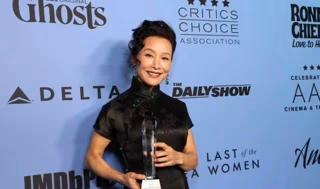 63歲陳沖登上時尚雜誌,拿了終身成就獎,和劉曉慶的差距一目了然
