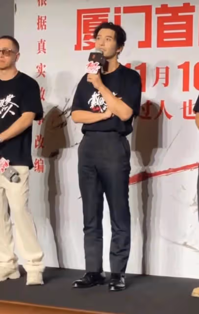 賣慘!黃曉明回應私生活,害怕影響新電影,鞠躬道歉被硬拉起來