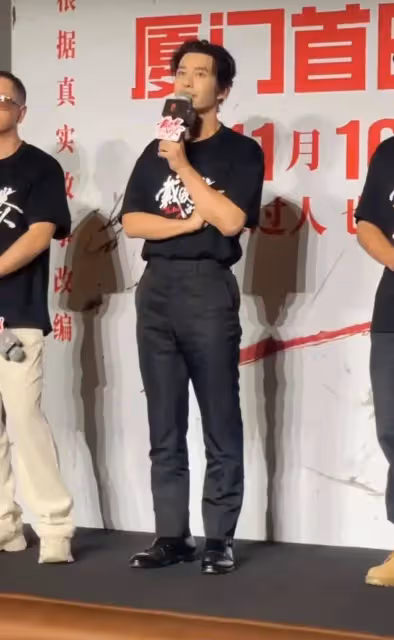 賣慘!黃曉明回應私生活,害怕影響新電影,鞠躬道歉被硬拉起來
