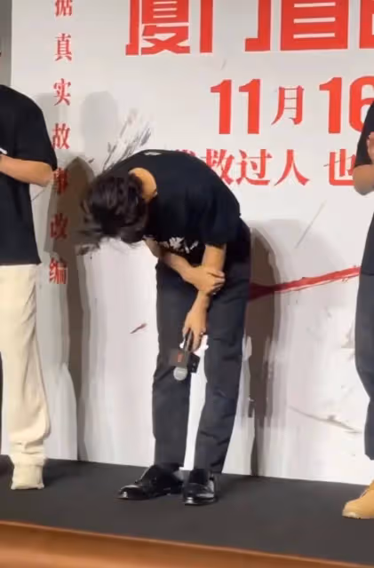 賣慘!黃曉明回應私生活,害怕影響新電影,鞠躬道歉被硬拉起來