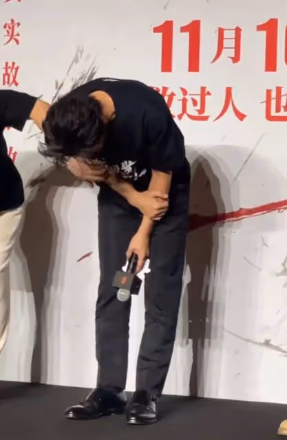 賣慘!黃曉明回應私生活,害怕影響新電影,鞠躬道歉被硬拉起來