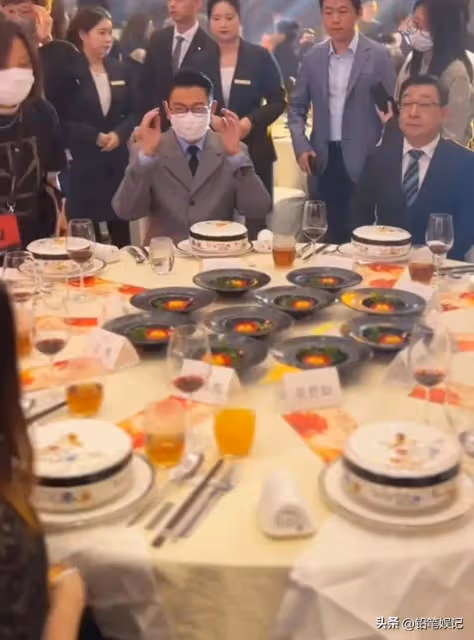 廈門金雞獎,劉德華飯桌上一直戴著口罩,網友:是怕被人認出來嗎