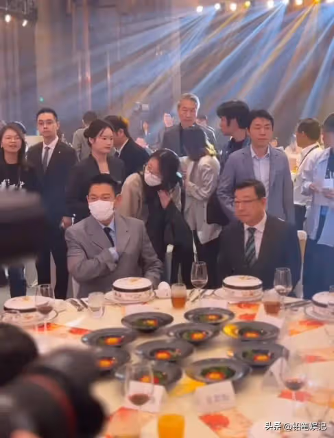 廈門金雞獎,劉德華飯桌上一直戴著口罩,網友:是怕被人認出來嗎