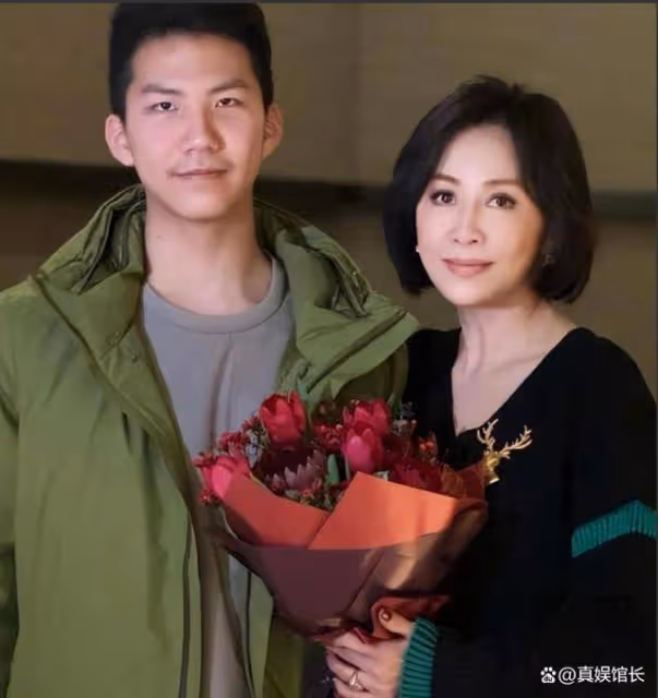 沒想到,胡軍兒子竟以這種方式「爆火」,難怪劉嘉玲要當他乾媽!