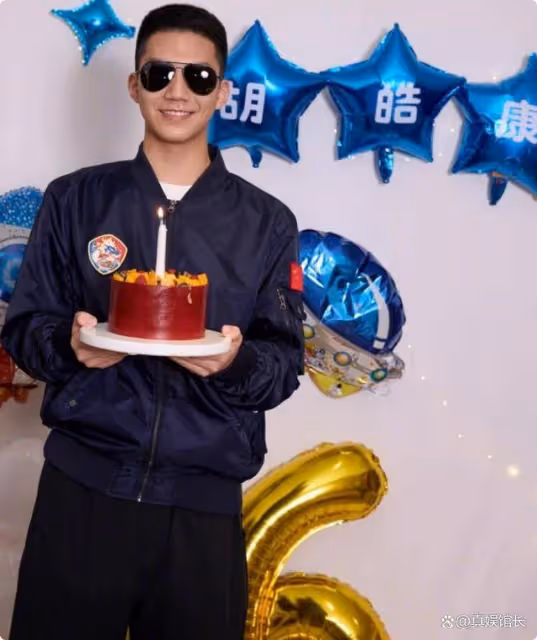 沒想到,胡軍兒子竟以這種方式「爆火」,難怪劉嘉玲要當他乾媽!