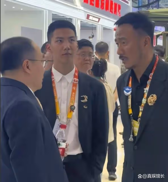 沒想到,胡軍兒子竟以這種方式「爆火」,難怪劉嘉玲要當他乾媽!