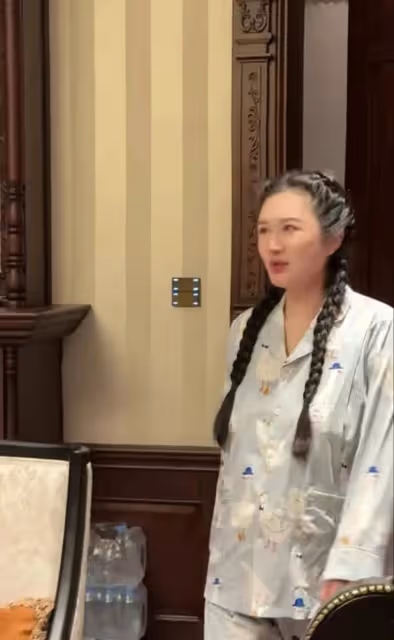 張紀中凌晨五點幫老婆泡茶太寵妻,做1米糖葫蘆哄老婆開心,真拼