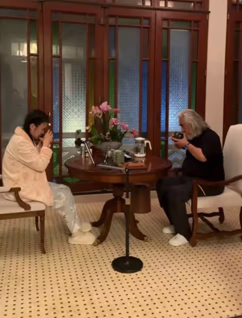 張紀中凌晨五點幫老婆泡茶太寵妻,做1米糖葫蘆哄老婆開心,真拼