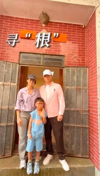 胡杏兒帶老公兒子回廣東農村老家,尋訪爺爺祖宅,素顏打扮接地氣