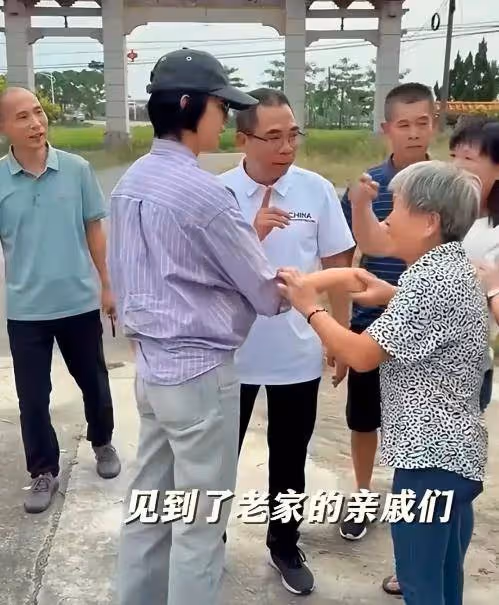 胡杏兒帶老公兒子回廣東農村老家,尋訪爺爺祖宅,素顏打扮接地氣