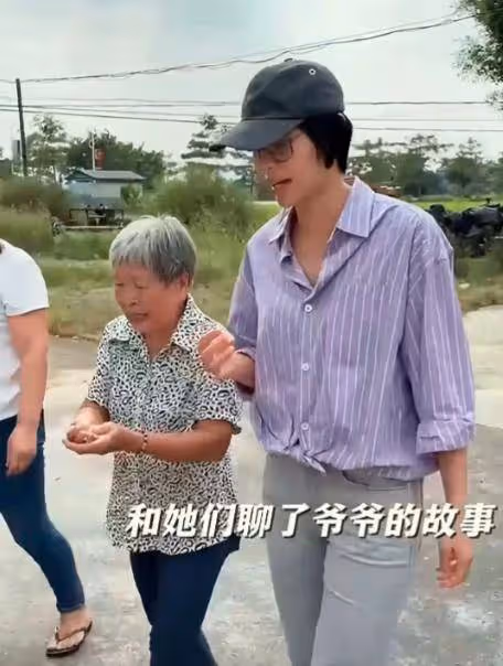 胡杏兒帶老公兒子回廣東農村老家,尋訪爺爺祖宅,素顏打扮接地氣
