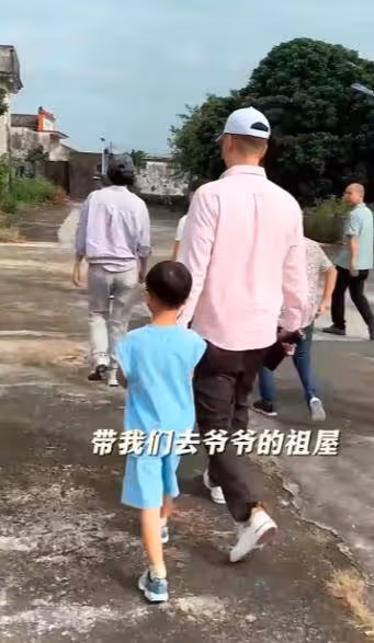 胡杏兒帶老公兒子回廣東農村老家,尋訪爺爺祖宅,素顏打扮接地氣