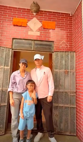 胡杏兒帶老公兒子回廣東農村老家,尋訪爺爺祖宅,素顏打扮接地氣