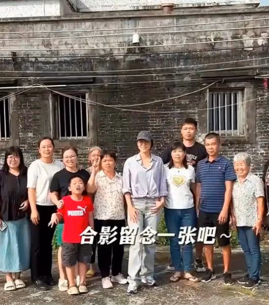 胡杏兒帶老公兒子回廣東農村老家,尋訪爺爺祖宅,素顏打扮接地氣