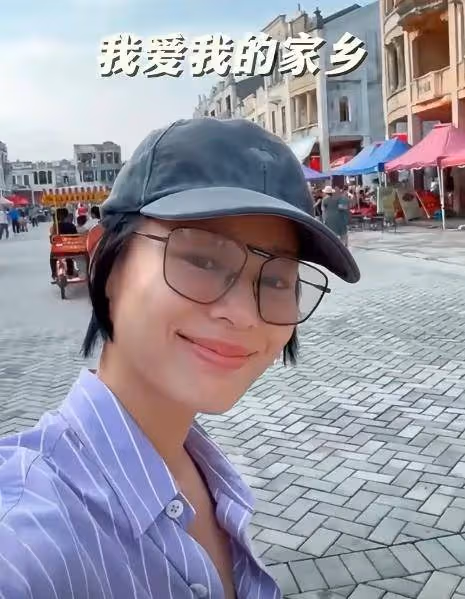 胡杏兒帶老公兒子回廣東農村老家,尋訪爺爺祖宅,素顏打扮接地氣