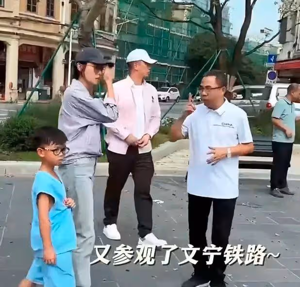 胡杏兒帶老公兒子回廣東農村老家,尋訪爺爺祖宅,素顏打扮接地氣