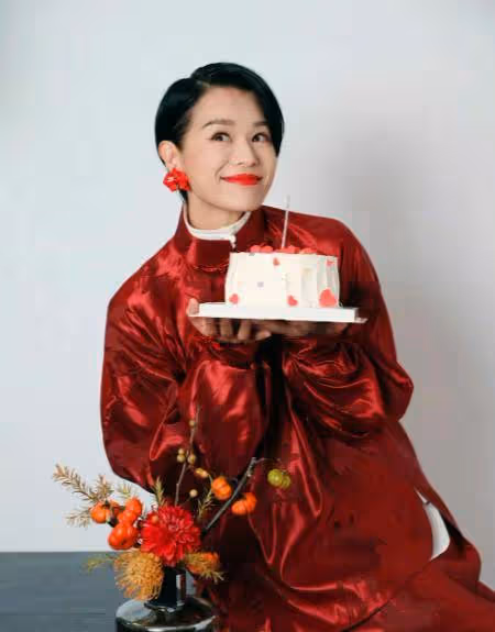 胡杏兒帶老公兒子回廣東農村老家,尋訪爺爺祖宅,素顏打扮接地氣