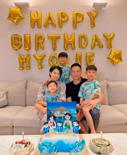 胡杏兒帶老公兒子回廣東農村老家,尋訪爺爺祖宅,素顏打扮接地氣